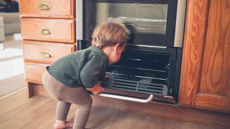 yemek pişiren çocuk